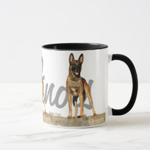 Trois Belge Malinois avec la tasse de nom de race