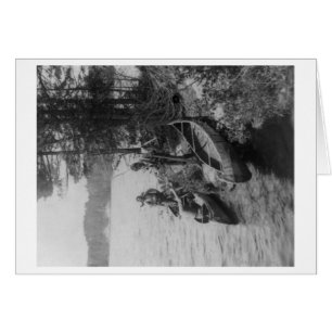 Trois chasseurs avec des canots à terre Photograph