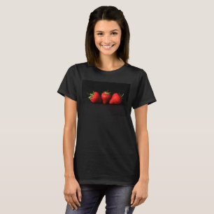 Trois fraises sur les femmes noires cn T-shirt