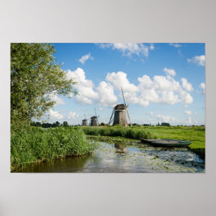 Trois moulins à vent et un poster de canal