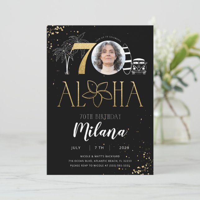 Tropical 70th Birthday Gold Invitation avec photo (Debout devant)