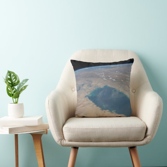 Tropical Blue Waters Of The Persian Gulf. Throw Pillow (Chair)