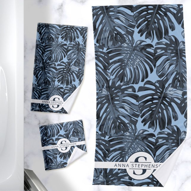Tropical Dark Blue Palm Feuilles Nom du monogramme (Dark blue towels with a tropical leaf print and an elegant monogram)