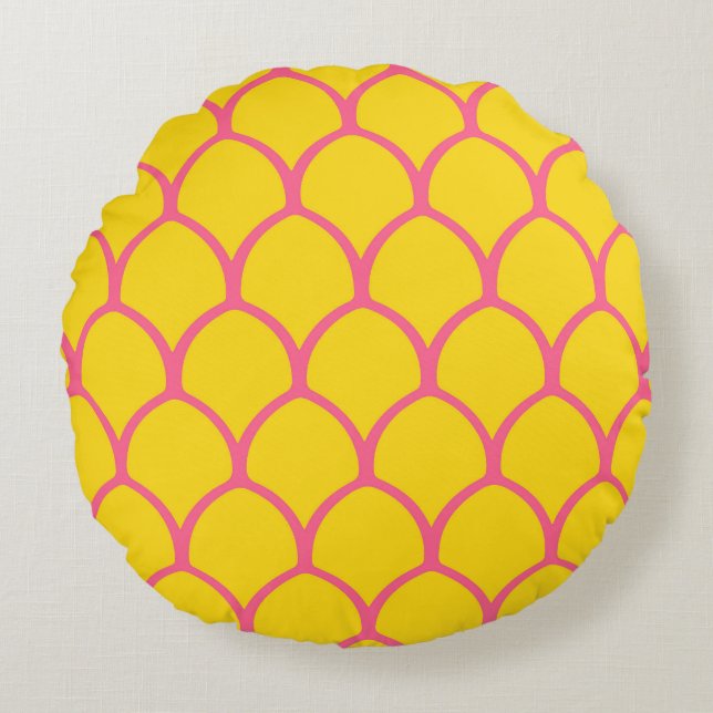 Tropical Pineapple Pattern in Pink and Yellow Round Pillow (Front)