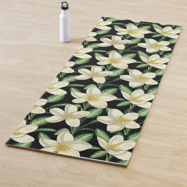 Tropical seamless pattern white flowers green leaf yoga mat (In Situ)