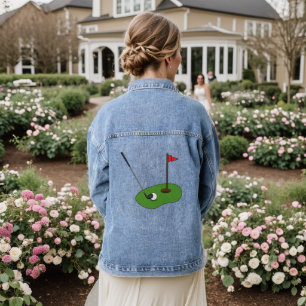 Trou de golf avec drapeau