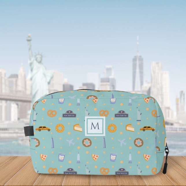 Trousse De Toilette Motif de New York | Monogramme personnalisé vert (Créateur téléchargé)