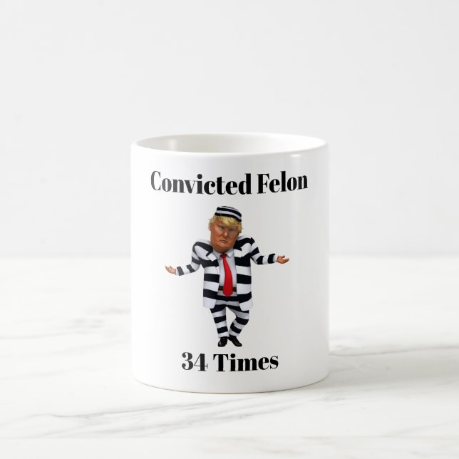 Trump a condamné Felon Coffee Mug (Centre)