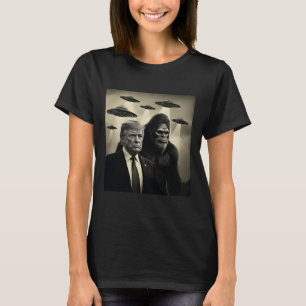 Trump Bigfoot Ufo Alien Encounter Conspiracy Funny T-Shirt