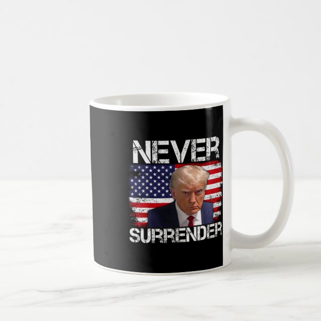 Trump Mug Shot Never Surrender 2024 (Droite)