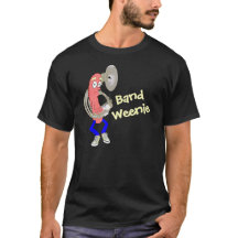 Tuba jouant le T-shirt d'obscurité de saucisses de