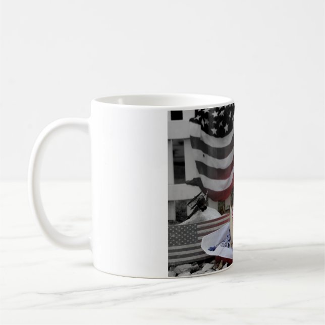 Tucker utilise la tasse de café de l'Amérique de (Gauche)