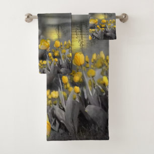 Tulipes gris et jaunes, marguerites au coucher du 