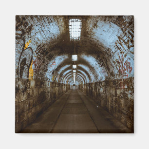 Tunnel de train vide avec aimant de graffiti