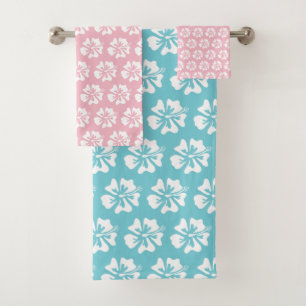 Turquoise mignonne et fleur hawaïenne rose