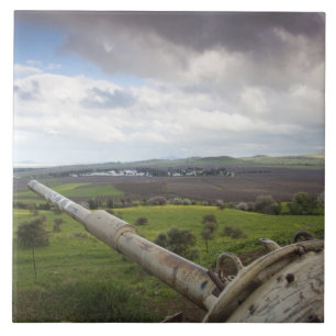 Turret of Israeli tank points to Qunietra Tile