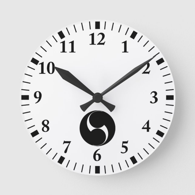 Two counterclockwise swirls (Sugaki) Round Clock (Front)
