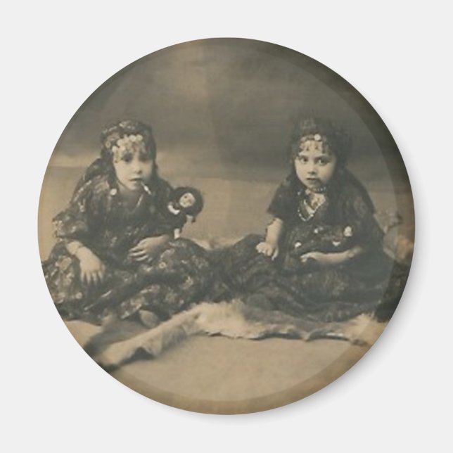 Two gypsy children magnet (Front)