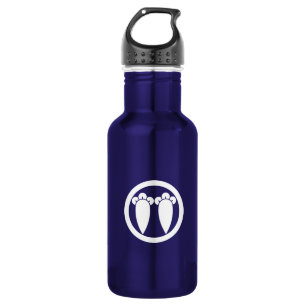 Two parallel cloves in a circle 532 ml water bottle