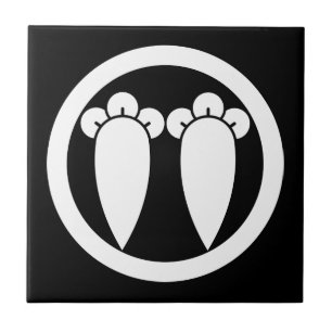 Two parallel cloves in a circle tile