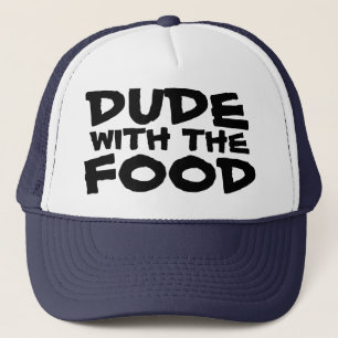 Type avec le casquette de camionneur de barbecue