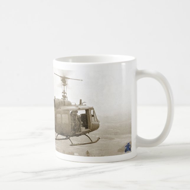 UH-1 Huey au-dessus de tasse de rizières du (Droite)