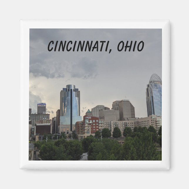 Un aimant avec une photo de Cincinnati, Ohio. (Devant)