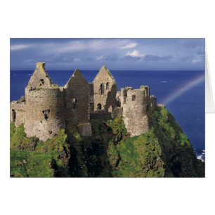 Un arc-en-ciel frappe le château médiéval de Dunlu