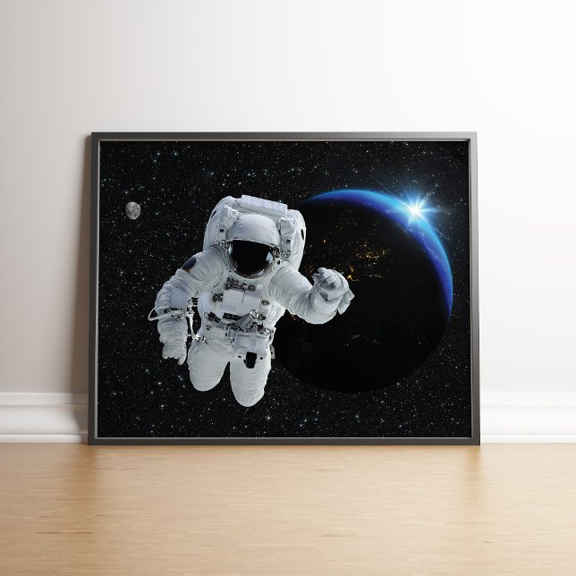 Un astronaute dans l'espace Terre Poster céleste (Astronaut in Space Earth Celestial Poster in a black frame.)
