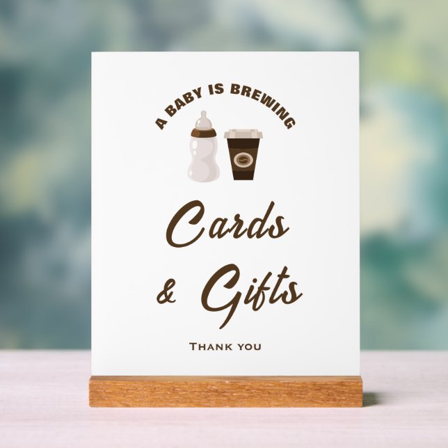 Un bébé brasse des cartes de Baby shower et des ca (Neutre)