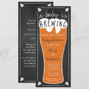 Un bébé brasse une invitation au Baby shower
