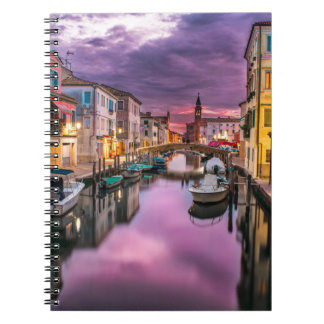 Un canal dans le carnet de notes à spirale de