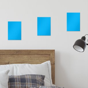 Un carré bleu centré sur un arrière - plan blanc,