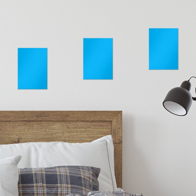 Un carré bleu centré sur un arrière - plan blanc,  (Chambre à coucher)