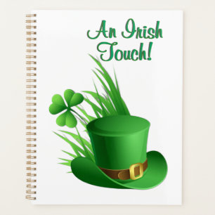 Un chapeau de lutin à touche irlandaise dans l'her