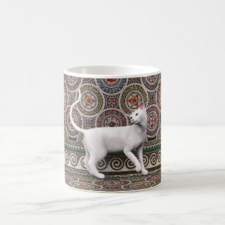 Un chat sur le mug en mosaïque