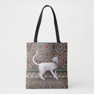 Un chat sur le sac fourre-tout en mosaïque