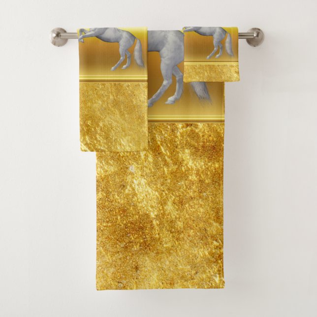 Un cheval noir et blanc qui se bat (En situation)