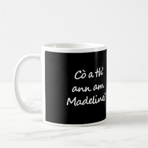 Un côté de la tasse dit Cò a th' ann am Madeline?