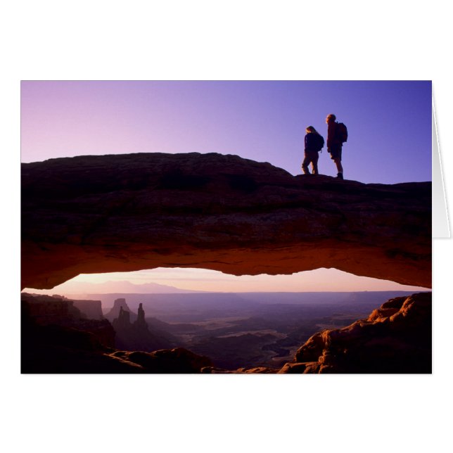 Un couple regarde le lever du soleil du sommet de  (Devant horizontal)