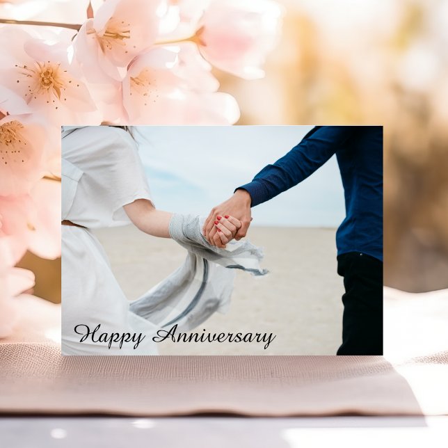 Un couple romantique et joyeux anniversaire tenant (Créateur téléchargé)