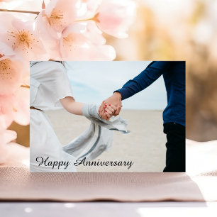 Un couple romantique et joyeux anniversaire tenant
