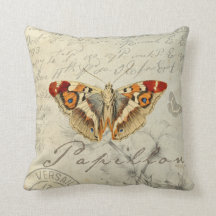 un coussin de papillon vintage et chic.