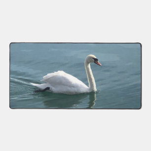 Un cygne gracieux qui glisse sur l'eau