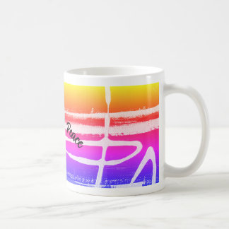 Un design abstrait original sur une tasse blanche 