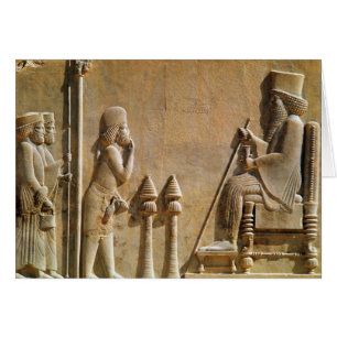 Un dirigeant médian versant l'hommage sur le Roi