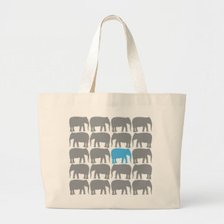 Un éléphant bleu dans le sac à dos