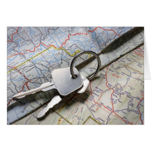 Un ensemble de clés de voiture sur une pile de car