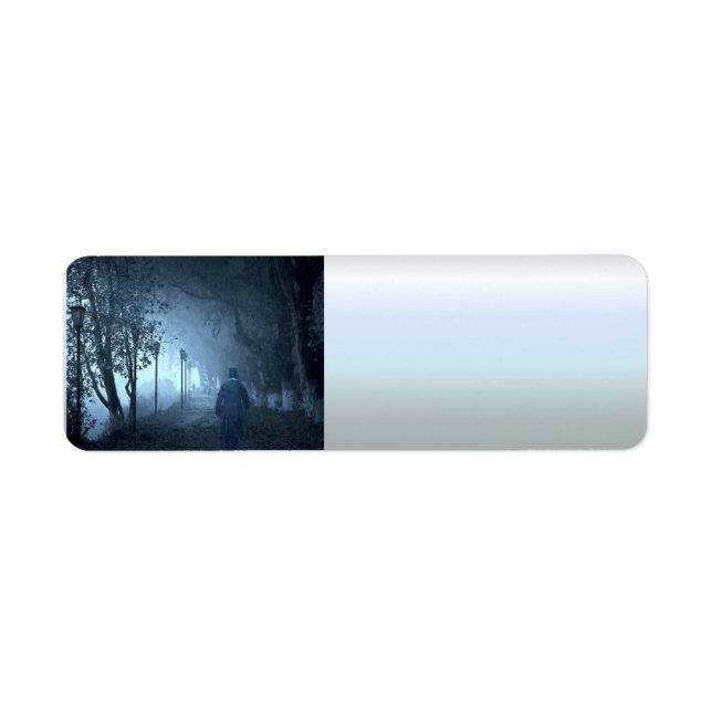 Un étranger dans le parc dans le brouillard noctur (Devant)