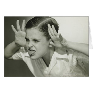 Un garçon qui fait son visage